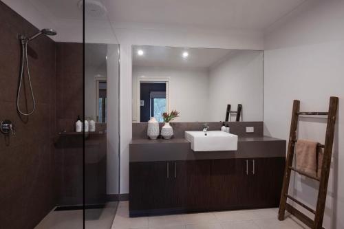 Ένα μπάνιο στο Retreat 34a- stunning views and meticulous design