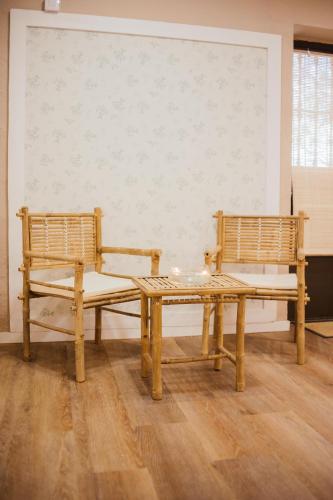 two benches sitting next to each other in a room at HOSTAL ENTREOLIVOS in Badajoz