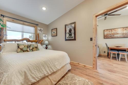 sypialnia z łóżkiem, biurkiem i oknem w obiekcie Cozy Dillon Retreat Fireplace, Mountain Views! w mieście Dillon