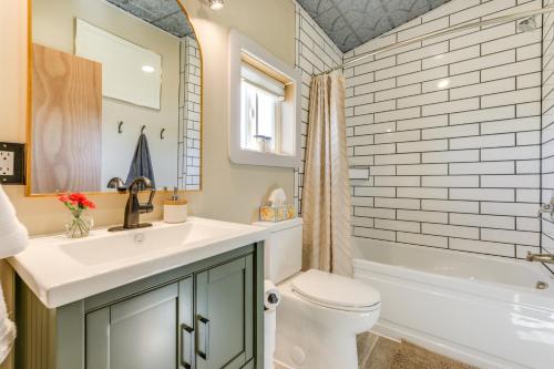 La salle de bains est pourvue d'un lavabo, de toilettes et d'une baignoire. dans l'établissement Cozy Dillon Retreat Fireplace, Mountain Views!, à Dillon