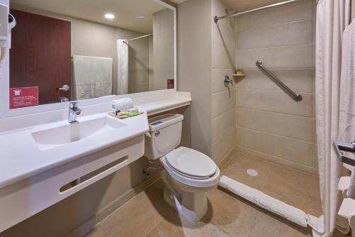 uma casa de banho com um WC, um lavatório e um chuveiro em City Express by Marriott Suites Toluca em Toluca