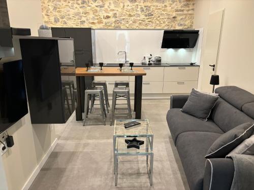 un salon avec un canapé et une table dans l'établissement le quai, à Sète