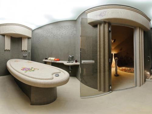 a bathroom with a bath tub and a sink at Apartments Vysotsky in Yekaterinburg