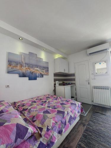 a bedroom with a large bed in a room at Belgrade Waterfront studio in Sajmište