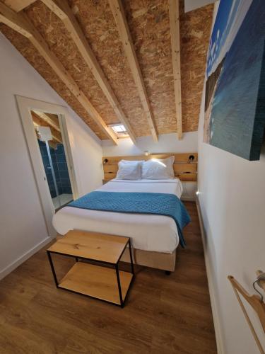 Casa do Albuquerque في سينترا: غرفة نوم بسرير وطاولة