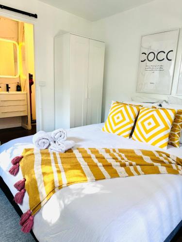 Katil atau katil-katil dalam bilik di Stylish tiny home in Melton west