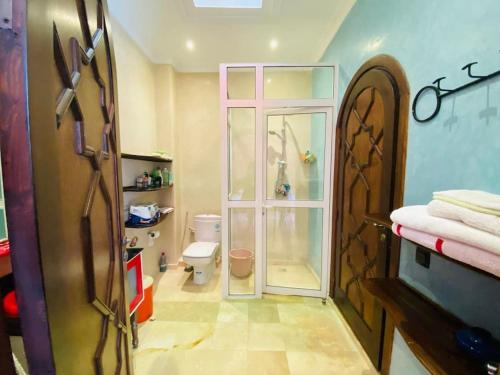 ein Bad mit einer Dusche und einem WC. in der Unterkunft Traditional house (Riad) in the heart of Rabat medina in Rabat