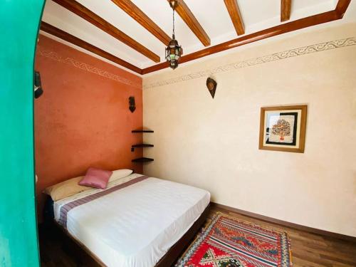 um quarto com uma cama branca num quarto em Traditional house (Riad) in the heart of Rabat medina em Rabat