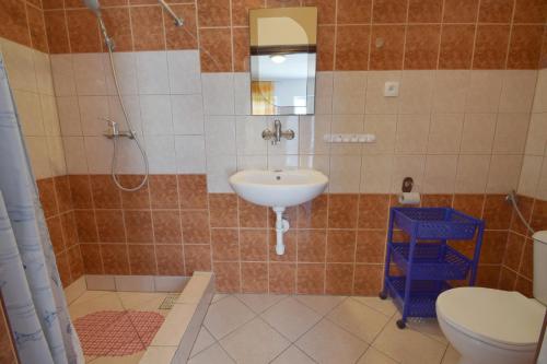 a bathroom with a sink and a toilet at U Gosi in Jarosławiec