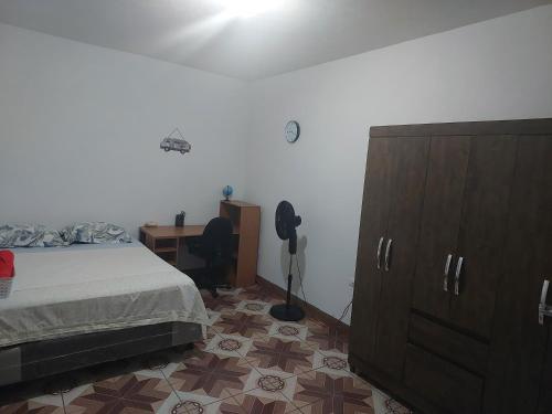 1 dormitorio con 1 cama, vestidor y escritorio en APARTAMENTO AMATILAN, en Amatitlán