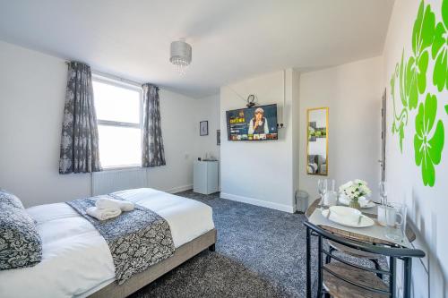 sypialnia z łóżkiem i stołem w obiekcie *RC246*For your relaxed & Cosy stay + Free Parking w mieście Leeds