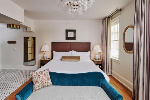 Hotel Granada في أتلانتا: غرفة نوم بسرير كبير وأريكة