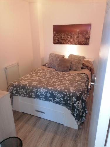 1 dormitorio pequeño con 1 cama en una habitación en Appartement moderne, en Rouvroy