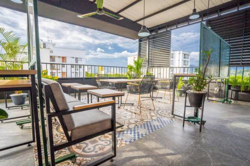 a patio with tables and chairs on a balcony at EXCLUSIVO LOFT. CAOBOS COLIVING&COWORKING. ZONA T in Cúcuta