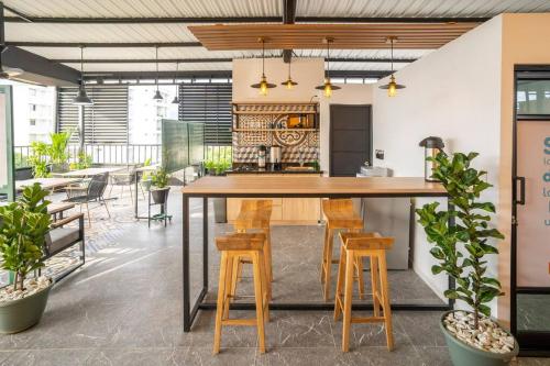 a kitchen with a large wooden table and chairs at EXCLUSIVO LOFT. CAOBOS COLIVING&COWORKING. ZONA T in Cúcuta