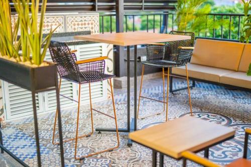 a table and chairs on a patio with plants at Caobos Center Coliving & Coworking in Cúcuta