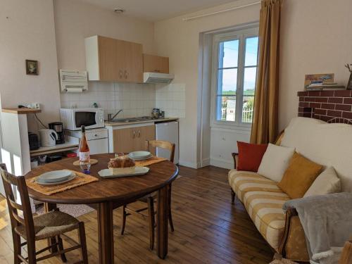 un salon avec une table et un canapé dans l'établissement Gîte charmant avec jardin privatif, proche des randonnées, totalement équipé et internet fibreбет - FR-1-653-253, à Poursac