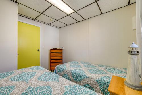 1 dormitorio con 2 camas y puerta verde en Sunset Bay Cottage Walk to Lake Erie and Beach!, 