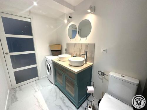 baño con lavabo y 2 espejos en Gîte Abbecourt, 3 pièces, 4 personnes - FR-1-526-46 en Abbecourt