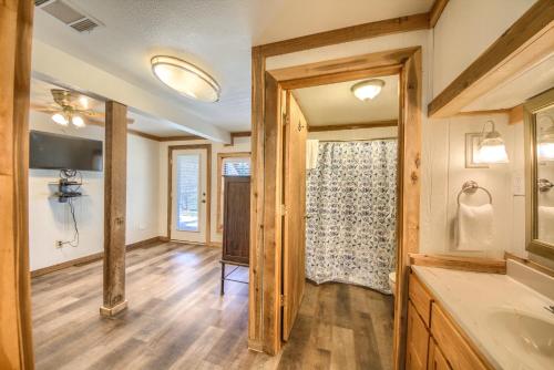 une salle de bain avec un lavabo et un miroir dans l'établissement Hondo's River Haus RR 1300, à Canyon Lake