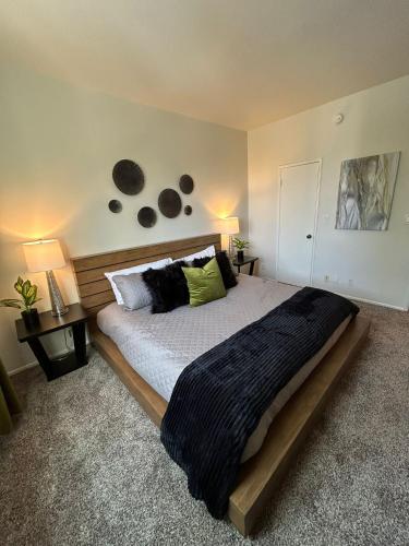 a bedroom with a large bed in a room at Beverly Hills Midle City 1 br Apt with Parking 202 in Los Angeles