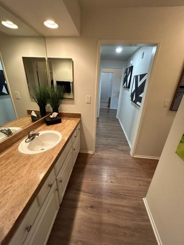 A bathroom at Beverly Hills Midle City 1 br Apt with Parking 202