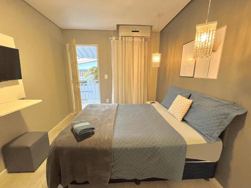 een slaapkamer met een groot bed en een raam bij Hotel Manaus - Dom Pedro in Manaus