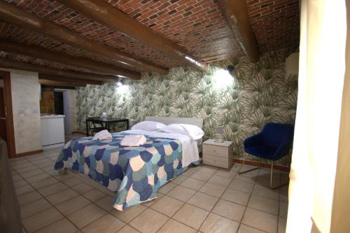 una camera con letto e parete con piante di Super Nice Studio Flat a Napoli