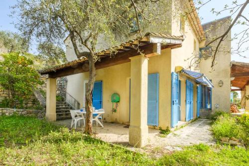 a house with blue doors and a table outside at Appartement Numéro 1 - piscine in Valbonne