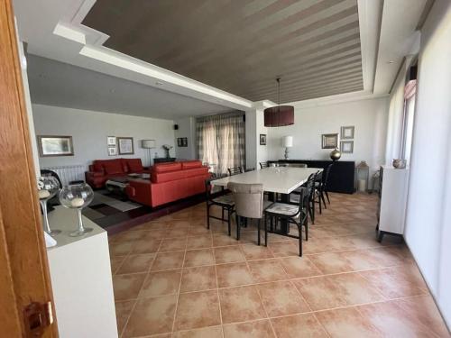 ビーゴにあるVilla Charneca, jardín y marのテーブルと赤いソファのあるリビングルーム