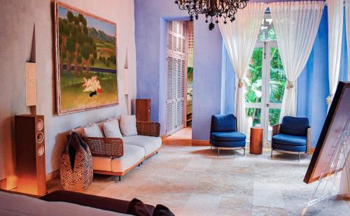 a living room with a couch and two chairs at Hotel Santiago Botero in Cartagena de Indias
