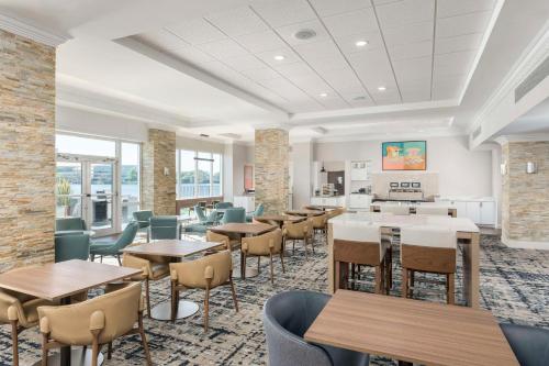 Coin salon dans l'établissement Homewood Suites Miami Airport/Blue Lagoon