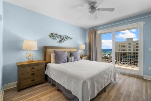 1 dormitorio con cama y ventana con vistas en Keep It Beachy at Laketown Wharf #611 by Nautical Properties Vacation Rentals, en Panama City Beach