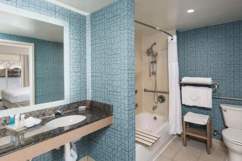 邁阿密的住宿－邁阿密機場/藍礁湖霍姆伍德套房酒店，浴室配有盥洗盆、卫生间和浴缸。