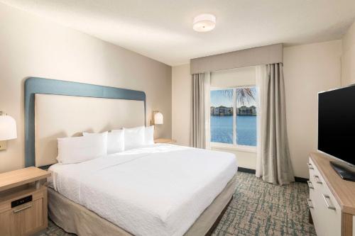 Un ou plusieurs lits dans un hébergement de l'établissement Homewood Suites Miami Airport/Blue Lagoon