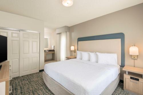 Un ou plusieurs lits dans un hébergement de l'établissement Homewood Suites Miami Airport/Blue Lagoon