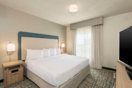 Télévision ou salle de divertissement dans l'établissement Homewood Suites Miami Airport/Blue Lagoon