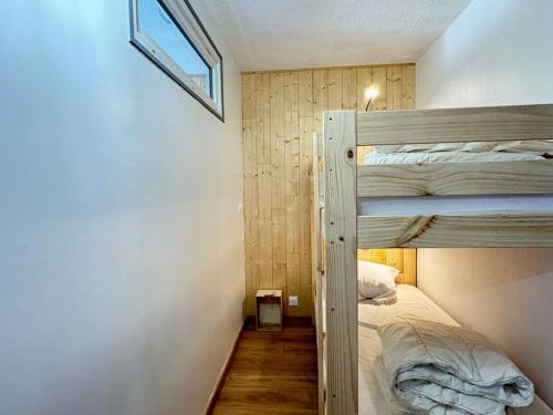 une chambre avec deux lits superposés et une fenêtre dans l'établissement Joli 3 pièces 40m2. 2 chambres., à Cauterets