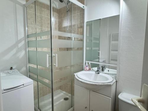 une salle de bain avec une douche, un lavabo et des toilettes dans l'établissement Joli 3 pièces 40m2. 2 chambres., à Cauterets