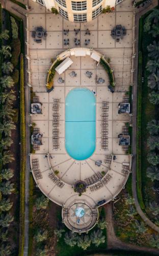 an overhead view of a building with a swimming pool at Hilton La Jolla Torrey Pines in San Diego