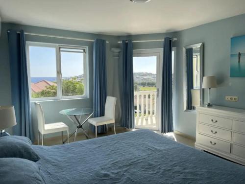 Schlafzimmer mit einem Bett und Meerblick in der Unterkunft UntoldCondo in Blue Bay