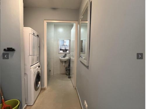 baño con lavadora y secadora en una habitación en UntoldCondo, en Blue Bay