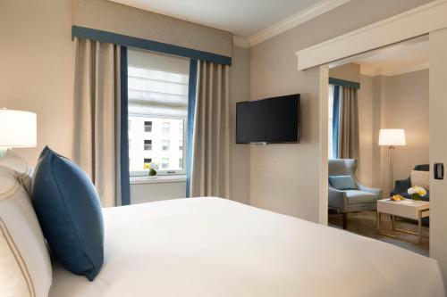 Postel nebo postele na pokoji v ubytování Fairmont Olympic Hotel