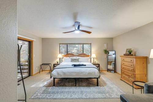 1 dormitorio con 1 cama y ventilador de techo en California Getaway with Deck and Lake Access, en Twain Harte