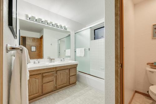 y baño con lavabo y aseo. en California Getaway with Deck and Lake Access, en Twain Harte