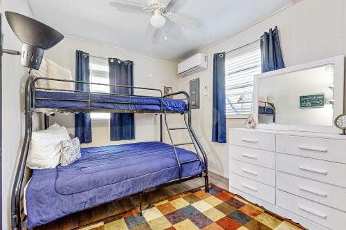 um quarto com um beliche e uma cómoda em Cribb's Cove em Whittier
