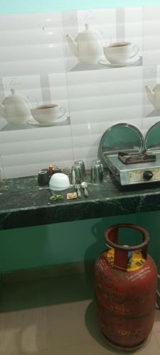 un mostrador con platos y cuencos sobre una mesa en LENKA BHAWAN, en Bhubaneshwar