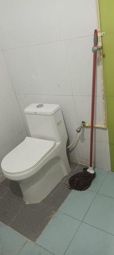 baño con aseo blanco en una habitación en LENKA BHAWAN, en Bhubaneshwar