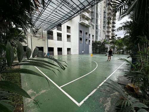 - un terrain de basket dans l'établissement The 23rd Haven by Kasara Urban Resort Residences, à Manille