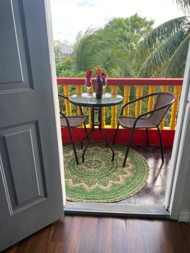 Балкон или терраса в 1 Bedroom Apartment, in Coconut Drive San Fernando